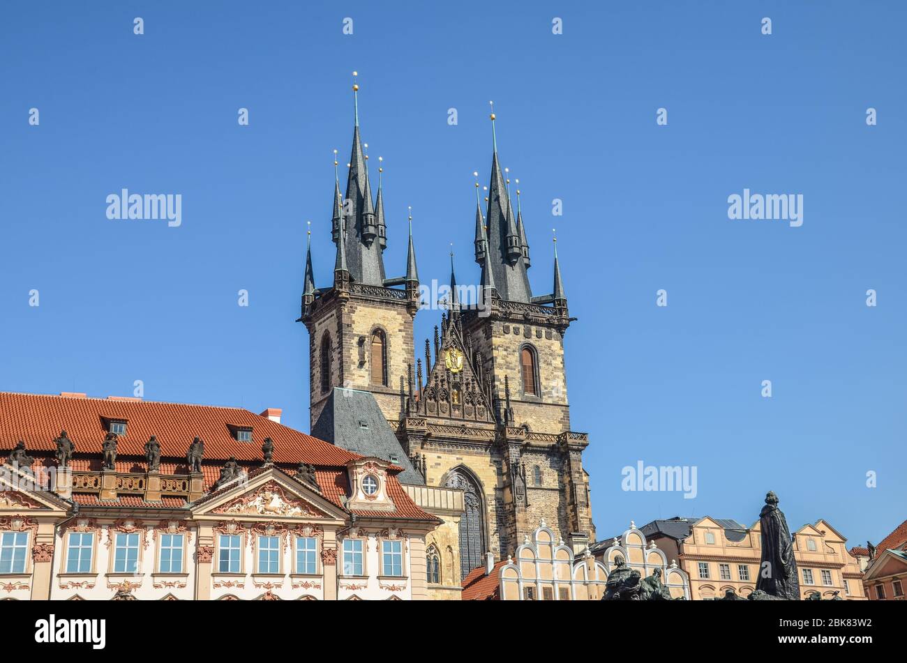 Bâtiments historiques de la vieille ville avec le côté avant de l'église notre-Dame avant Tyn à Prague, République tchèque. Place de la vieille ville à Praha, en Tchéquie. Sites touristiques. Photo horizontale. Banque D'Images