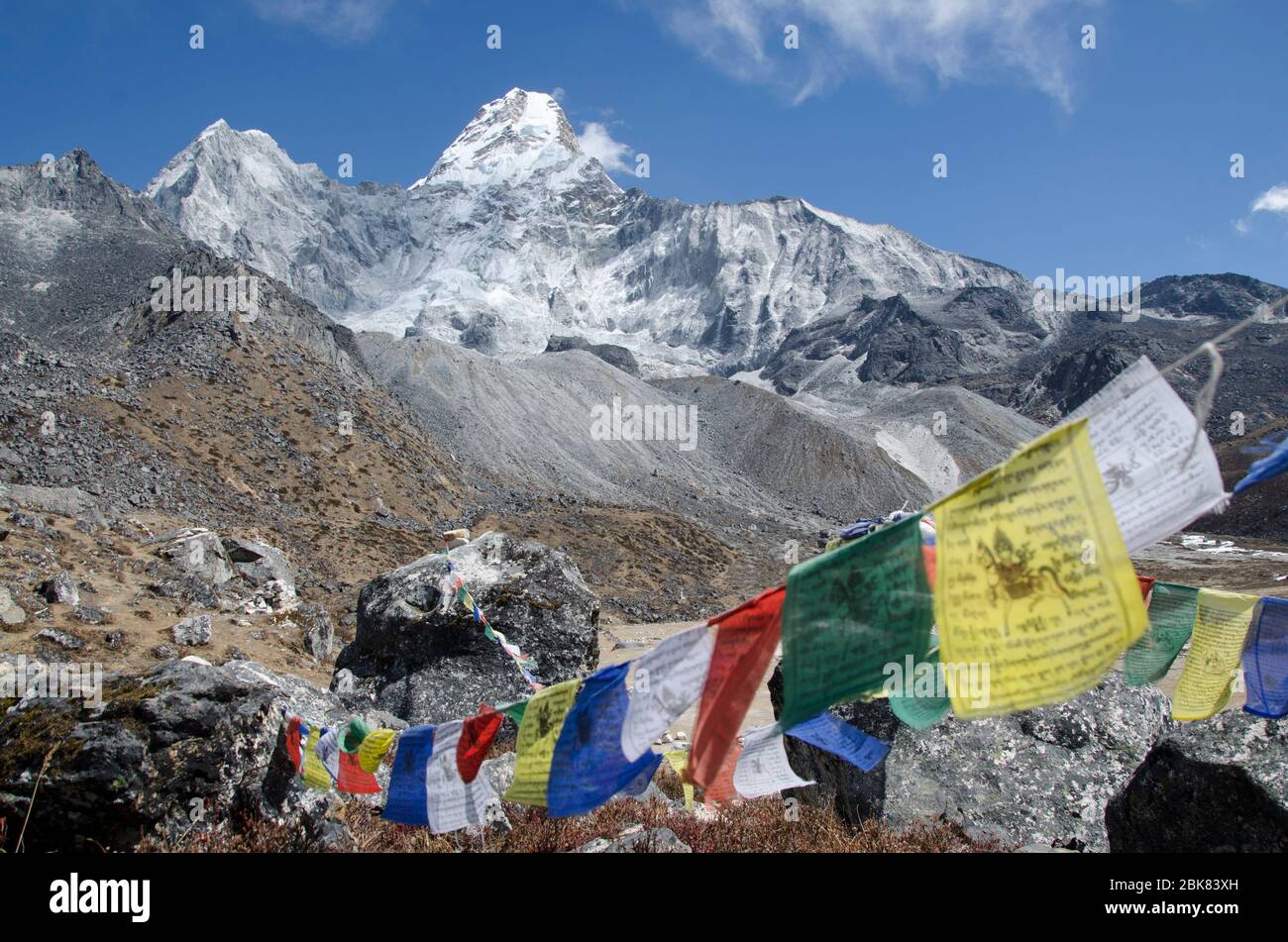 Vue d'Ama Dablam d'Ama Dablam Basecamp (4.570 m) au Népal avec des drapeaux de prière au premier plan Banque D'Images