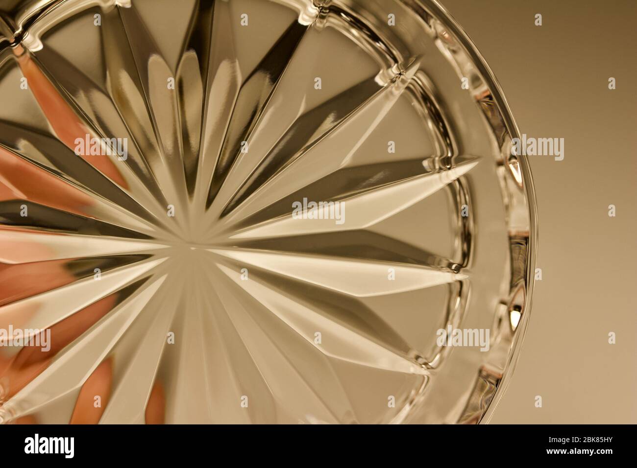 Vue rapprochée et abstraite d'une magnifique surface en verre cristal rond translucide au motif en étoile Banque D'Images