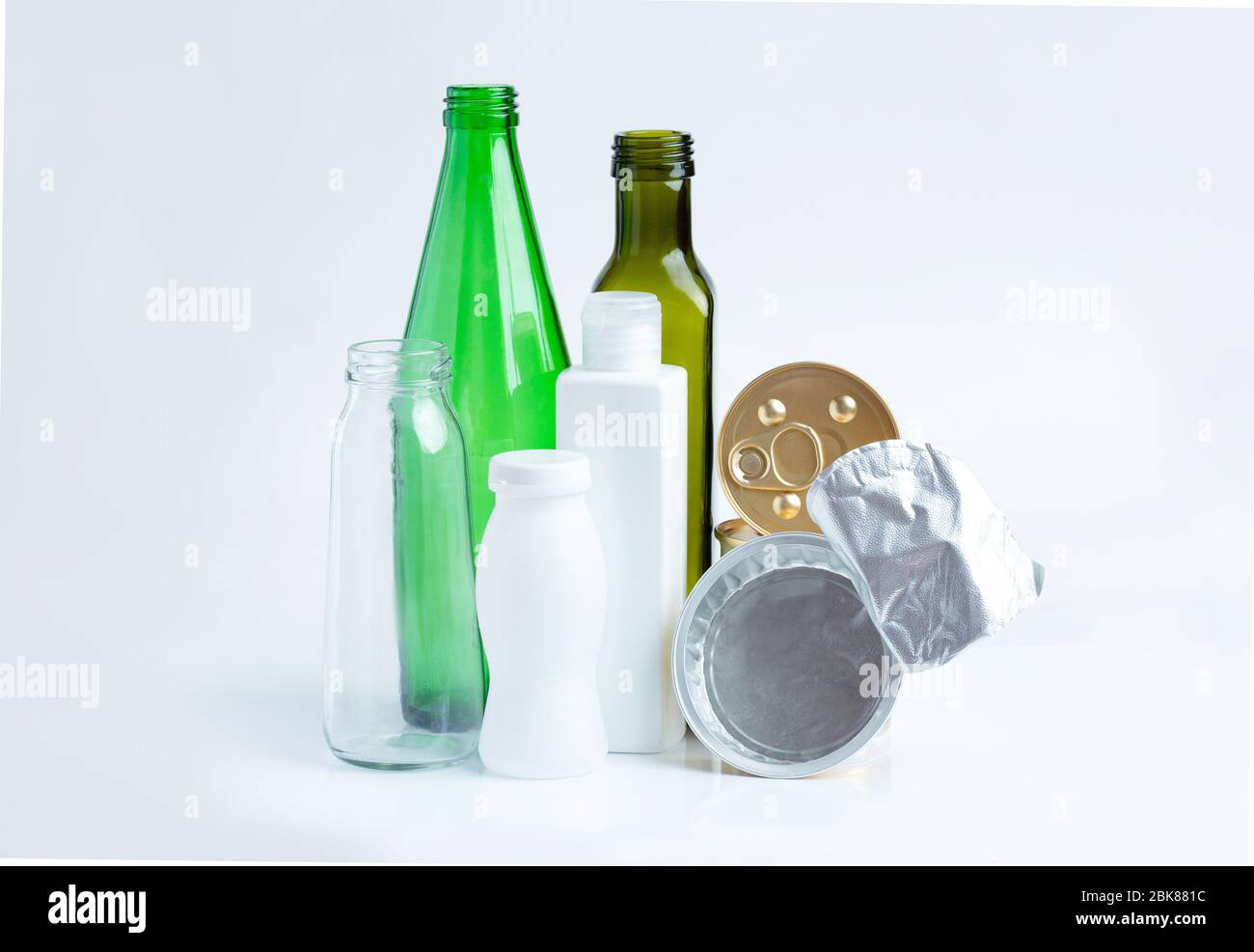 Déchets de verre, plastique, aluminium sur fond gris. Banque D'Images