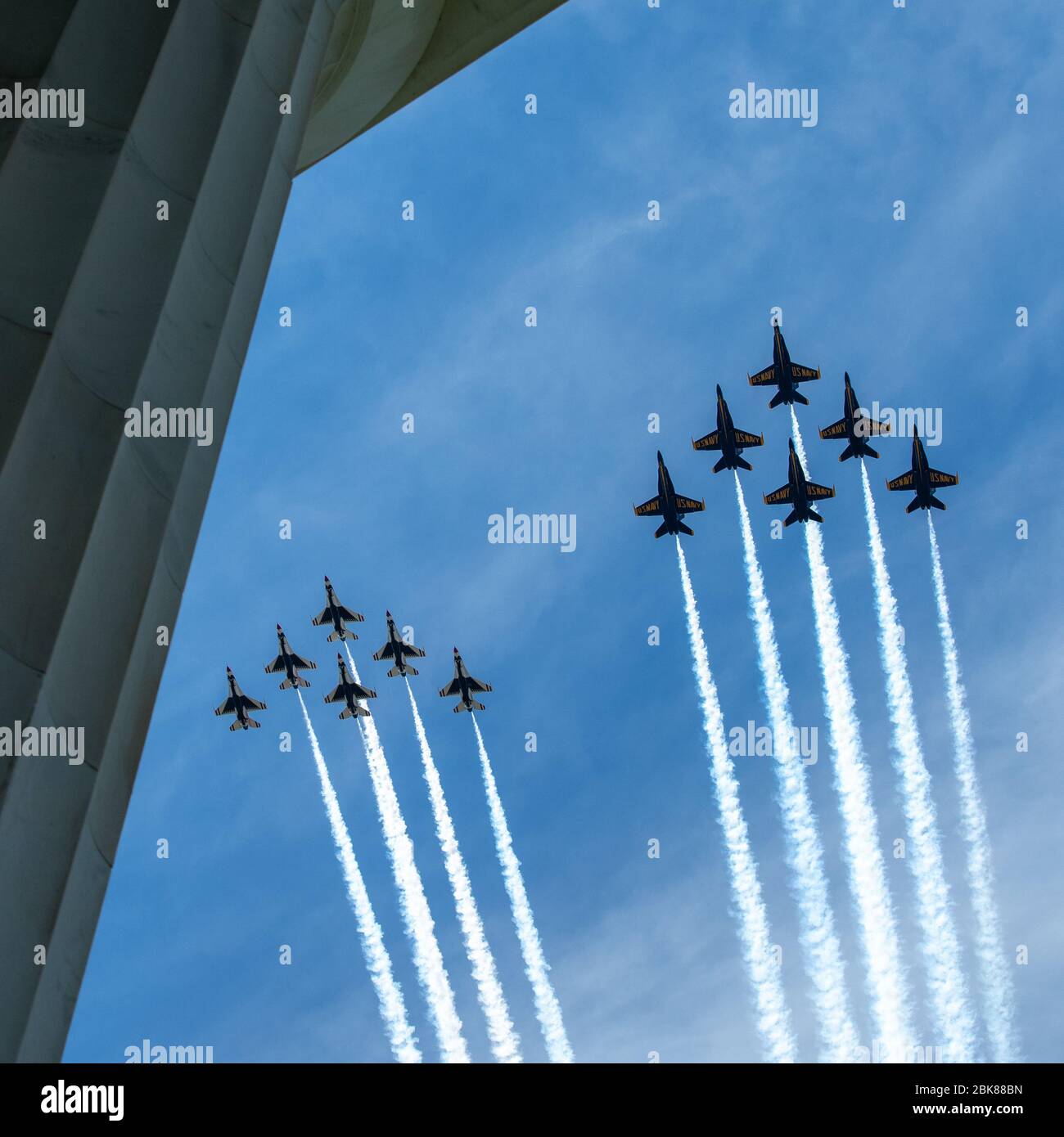 Washington DC, USA, 2 mai 2020, US Navy Blue Angels et US Air Force Thunderbirds survolent le National Mall à Washington DC Banque D'Images