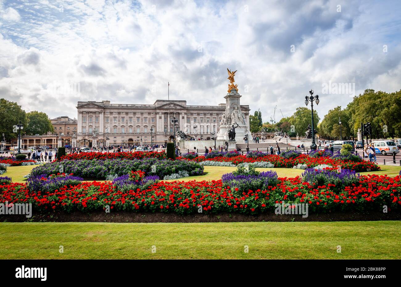 Vue sur le Victoria Memorial, le Queen's Garden et la façade principale de Buckingham Palace (le front est), situé au bout du Mall. Banque D'Images