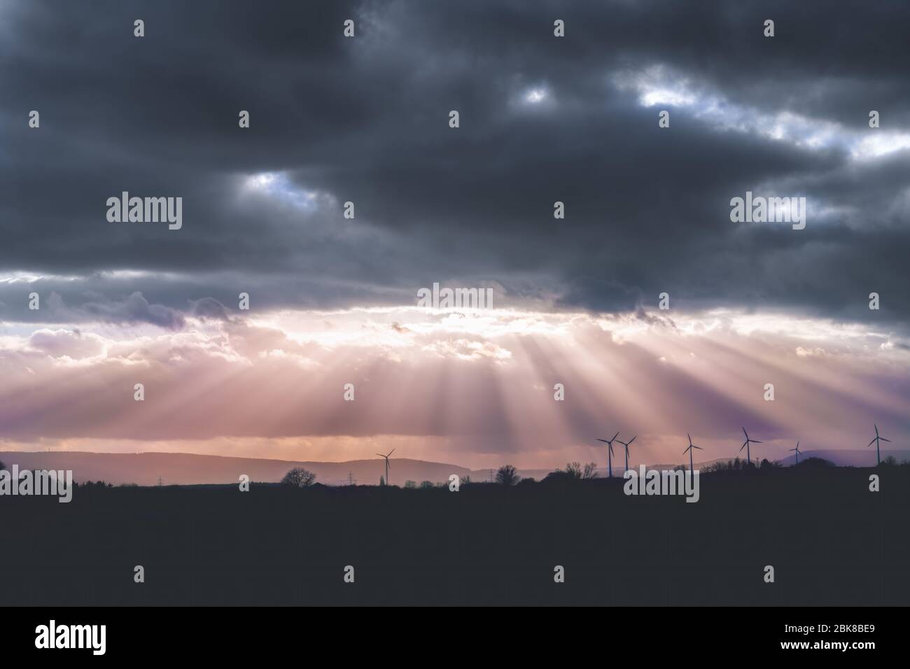 Une couverture nuageuse sombre dans le ciel et des rayons de soleil se déversent sur le paysage Banque D'Images