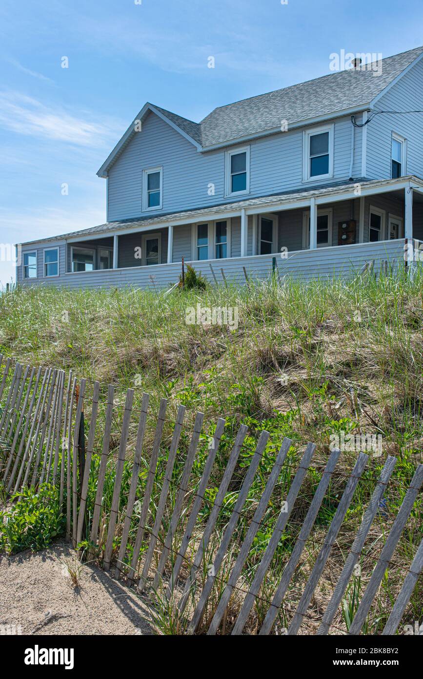 Maisons situées sur la plage de Salisbury à côté des dunes de sable herbeuses Banque D'Images