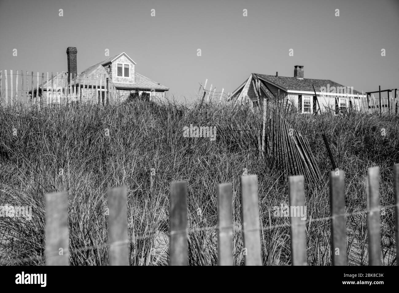 Maisons au-dessus des dunes de sable sur la plage de Salisbury à Masmashustetts Banque D'Images