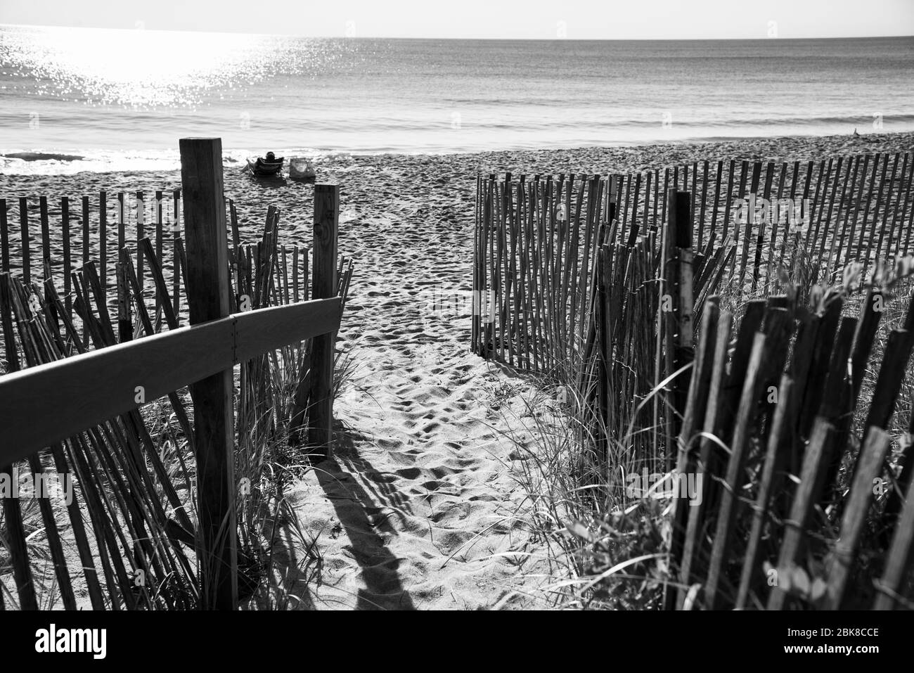 Plage de la Nouvelle-Angleterre avec clôture en bois menant à des bains de soleil Banque D'Images