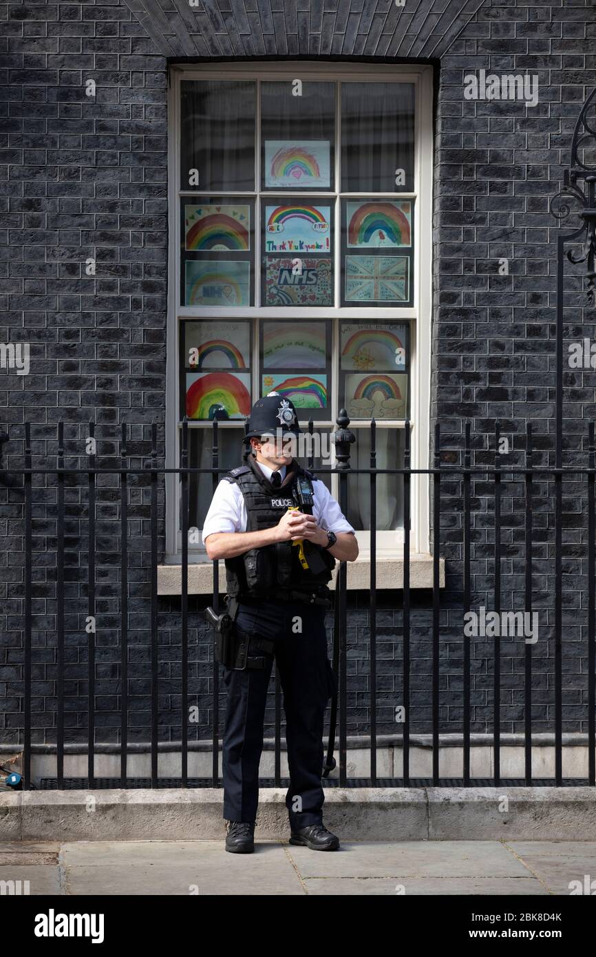 Les policiers se tiennent devant les portes de sécurité de Downing Street, Londres, en tant que bus remerciant les travailleurs du NHS contre les arrêts de coronavirus, Royaume-Uni Banque D'Images