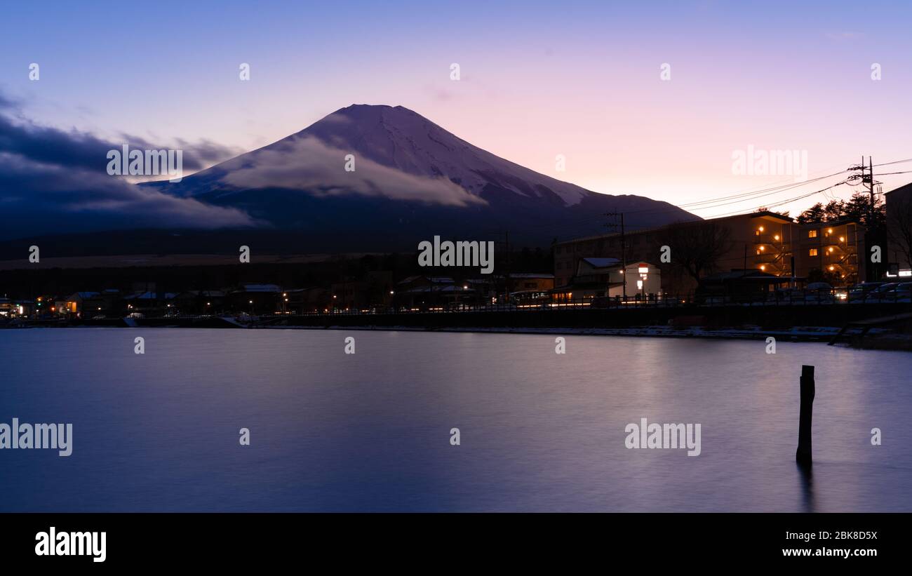 Mont Fuji coucher de soleil avec réflexion au lac Yamanaka, Japon Banque D'Images