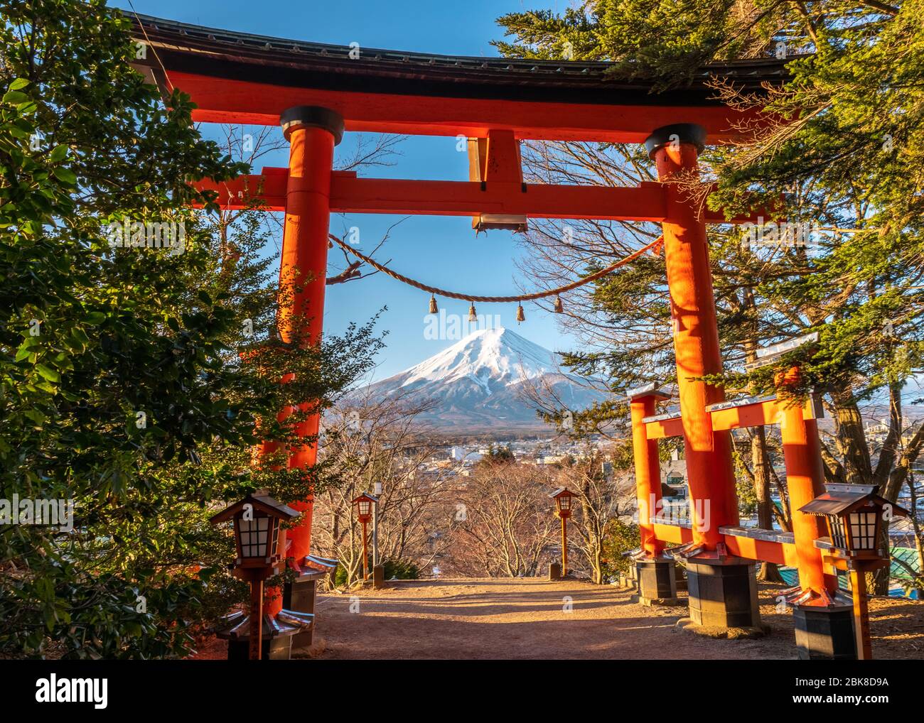 Porte torii de la pagode de Chureito au lever du soleil avec le Mont Fuji Banque D'Images