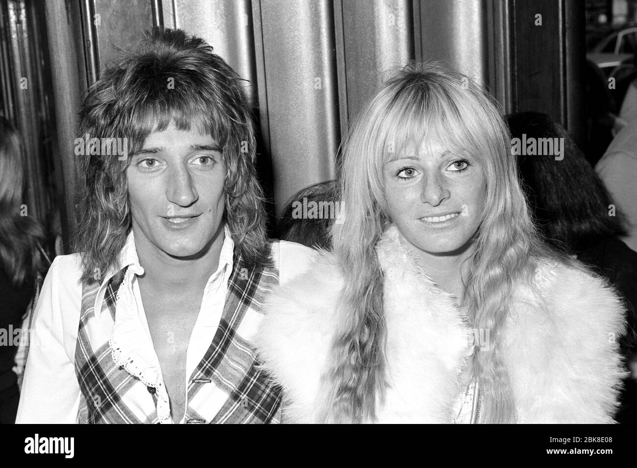 LONDRES, ROYAUME-UNI. Septembre 1974: La Star pop Rod Stewart et la petite amie Dee Harrington lors de la première soirée de fête pour 'Jean, Paul, George, Ringo & Bert' à Londres. Photo du fichier © Paul Smith/Featureflash Banque D'Images