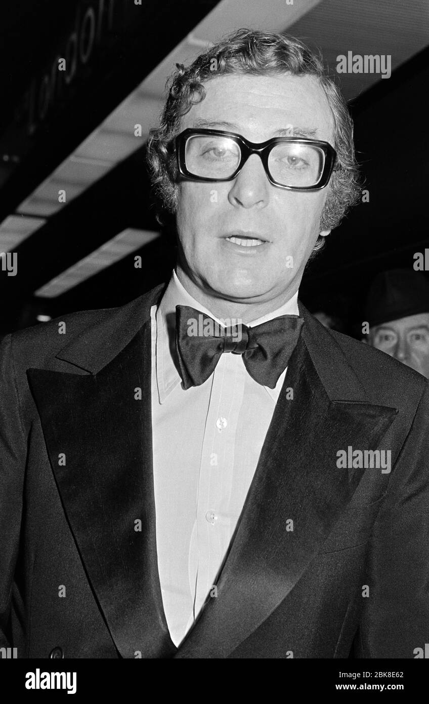 LONDRES, ROYAUME-UNI. Novembre 1974: L'acteur Michael Caine lors du Evening News Film Awards à Londres. Photo du fichier © Paul Smith/Featureflash Banque D'Images