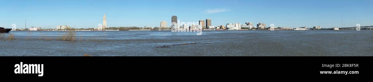 Port Allen, Louisiane, États-Unis - 2020: Vue panoramique à grande résolution de la ligne d'horizon de Bâton Rouge de l'autre côté du fleuve Mississippi. Banque D'Images