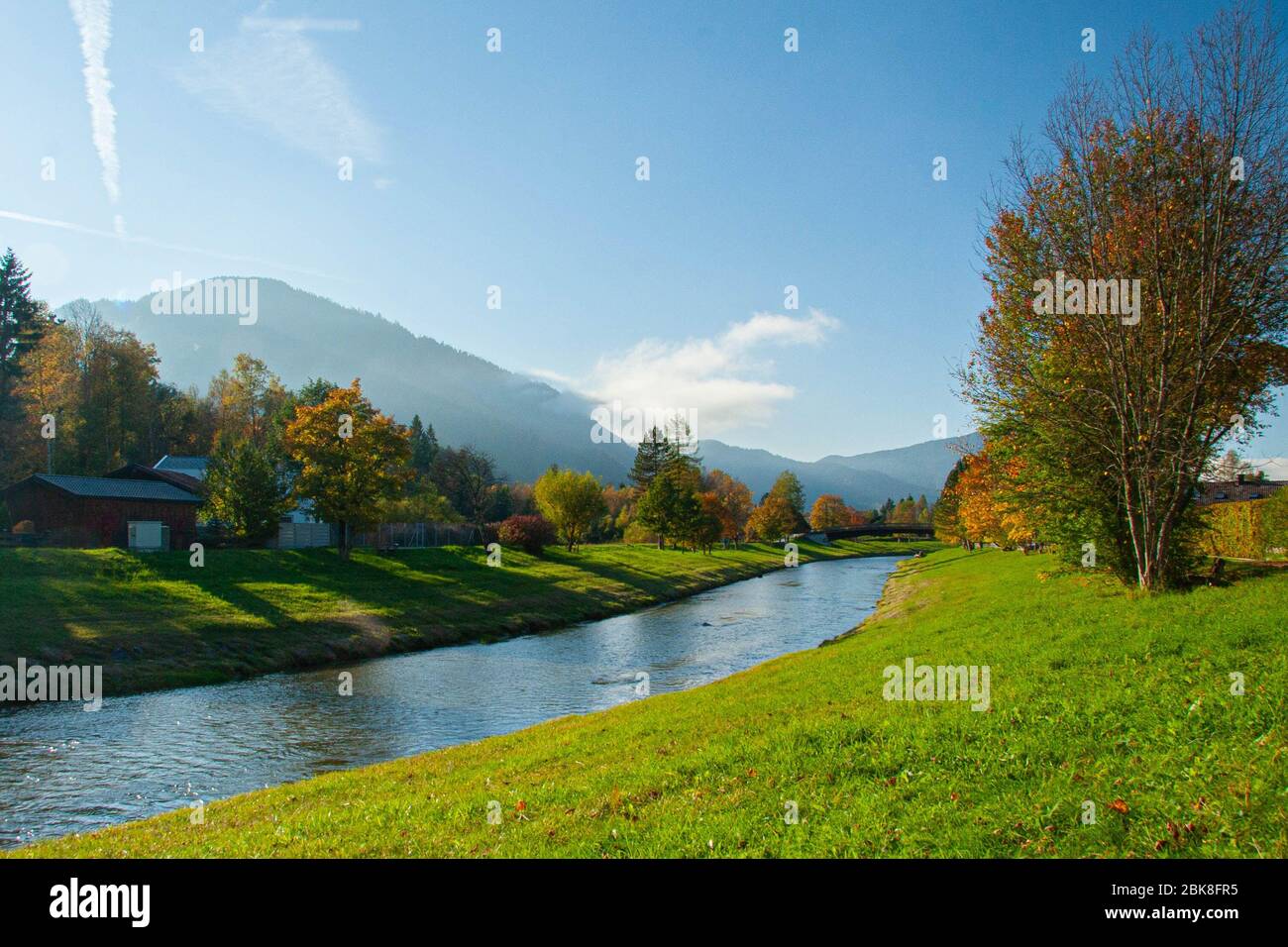 Journée ensoleillée d'automne au bord de la rivière dans les Alpes bavaroises Banque D'Images