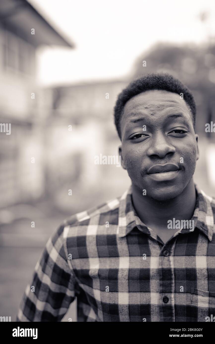 Jeune homme africain à explorer la ville en noir et blanc Banque D'Images
