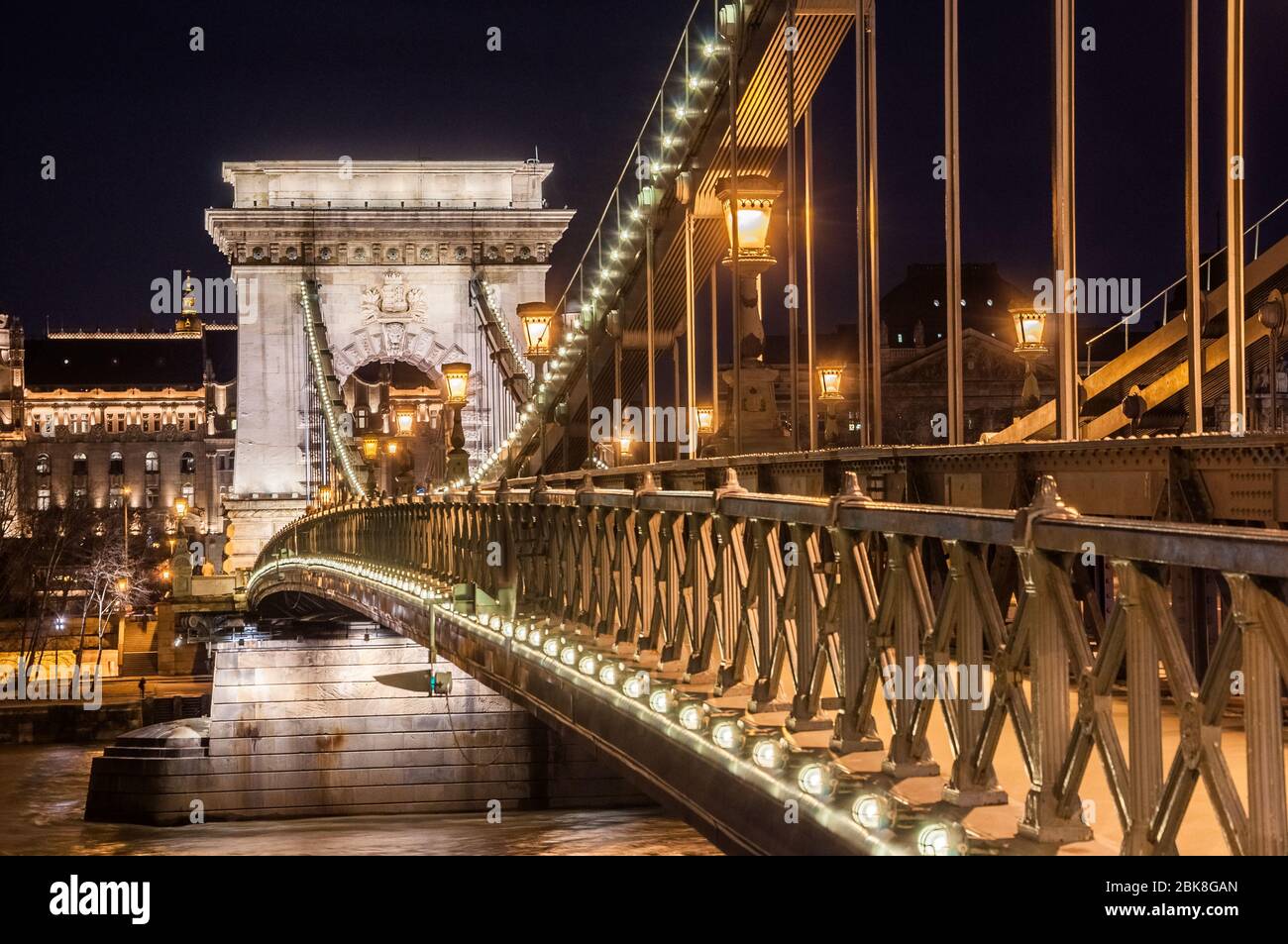 Vue nocturne de la place Szechenyi Pont des Chaînes sur le Danube à Budapest Banque D'Images