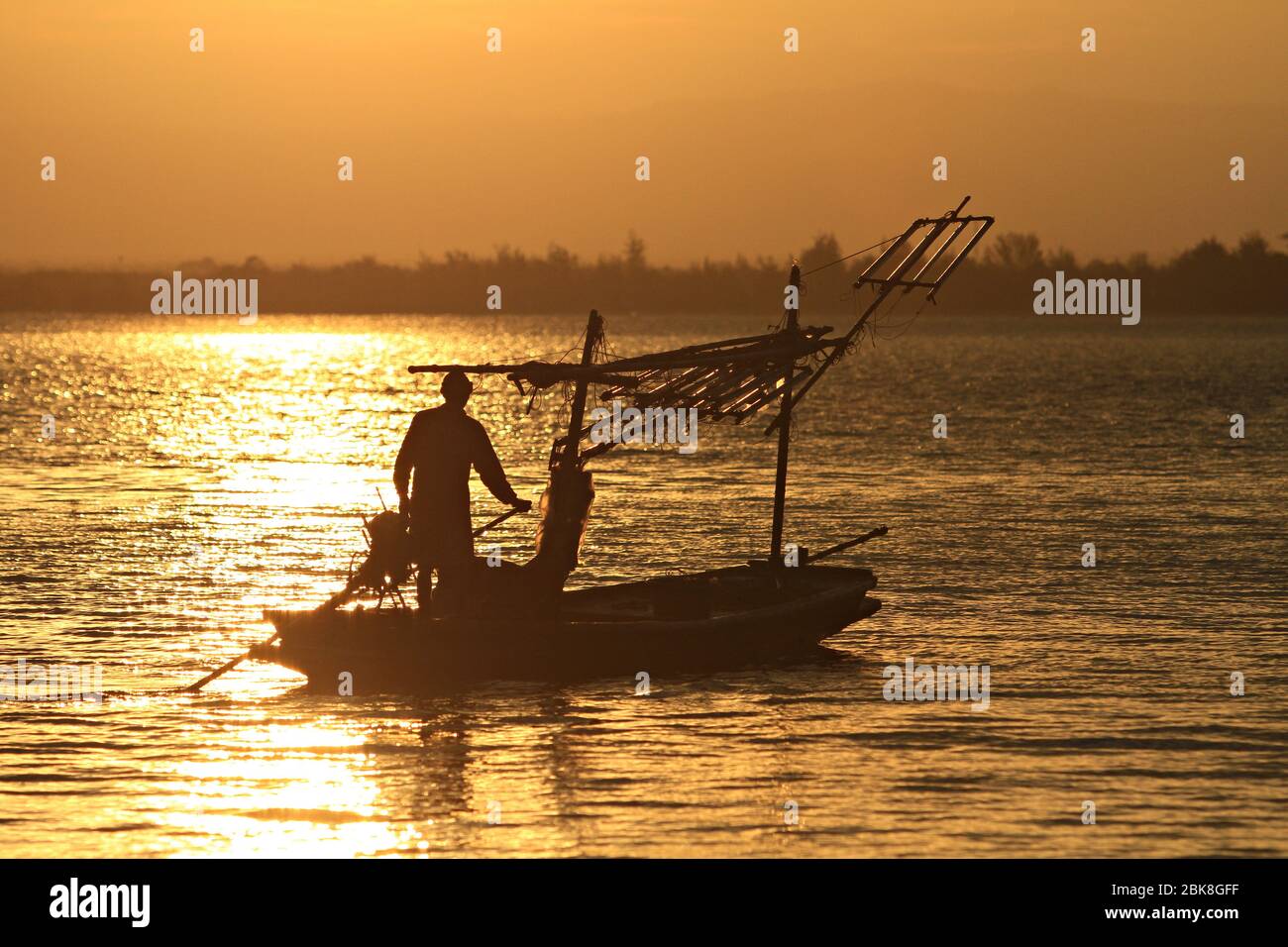 Silhouette de pêcheur vie à la plage d'Ao Prachuap Khiri Khan, province de Prachuap Khiri Khan, Thaïlande Banque D'Images