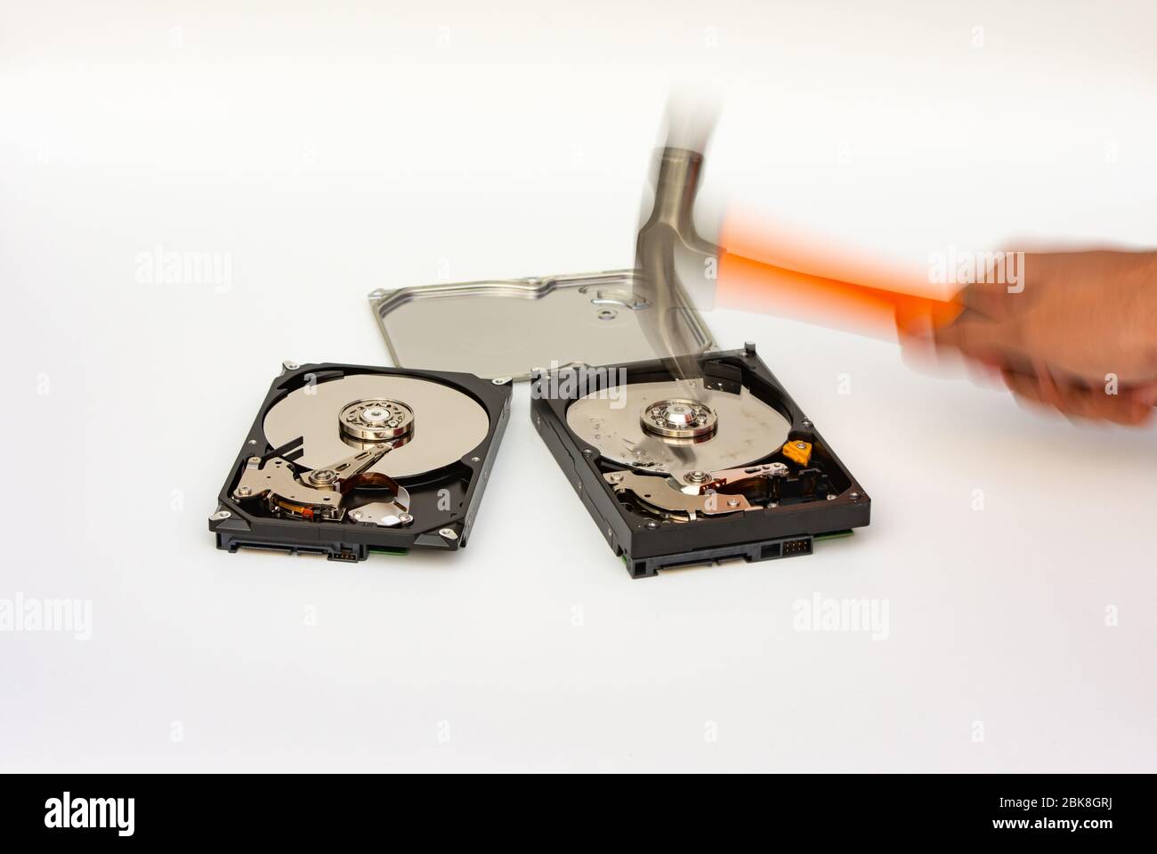 Détruisez le disque dur avec un marteau, un concept de sécurité, un effet flou de mouvement. Banque D'Images