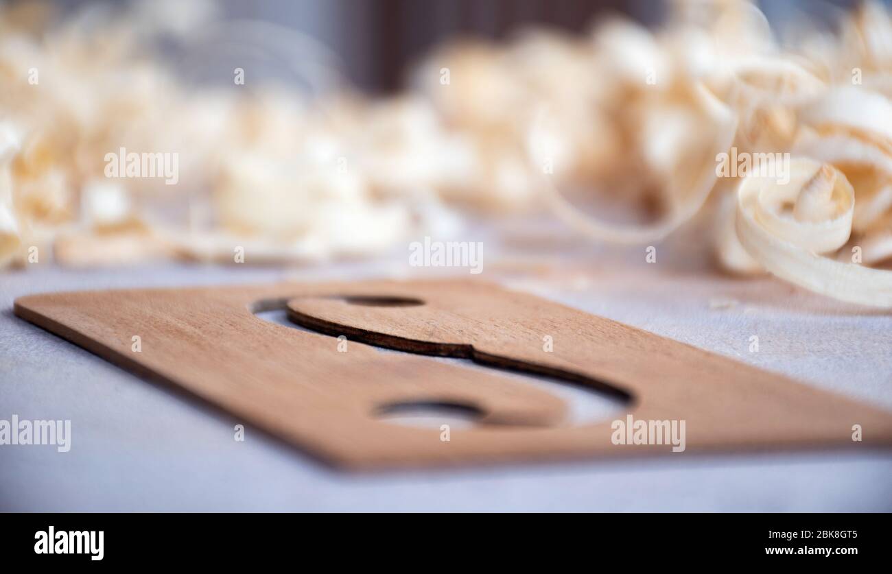 scène rapprochée du modèle de trou de f pour violoncelle sur l'établi Banque D'Images