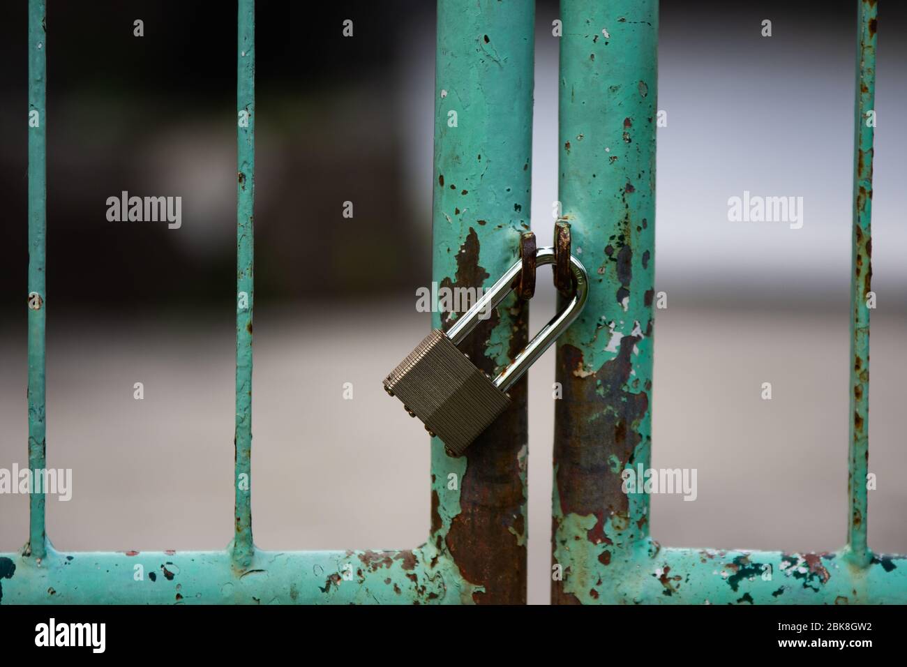 Clôture verrouillée par cadenas, concept de protection de sécurité. Banque D'Images