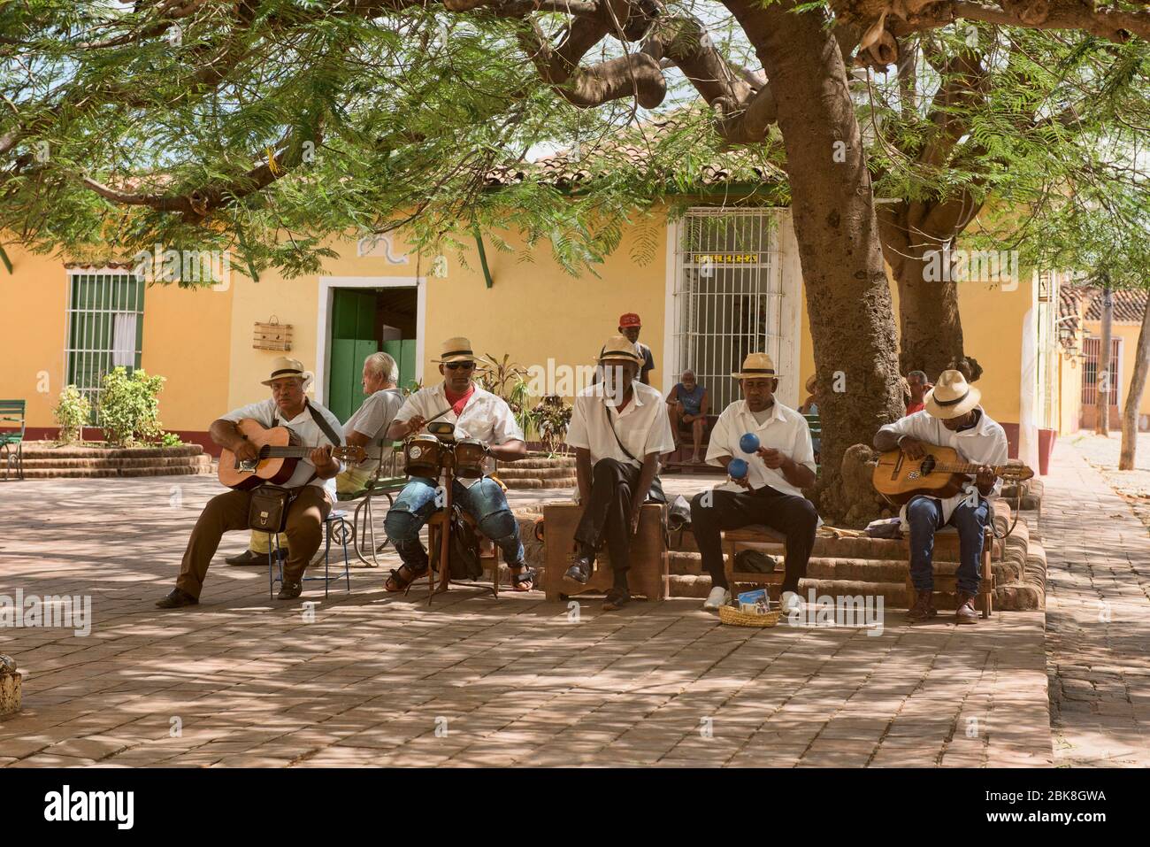 Musiciens traditionnels dans le parc au patrimoine mondial de l'UNESCO Trinidad, Cuba Banque D'Images