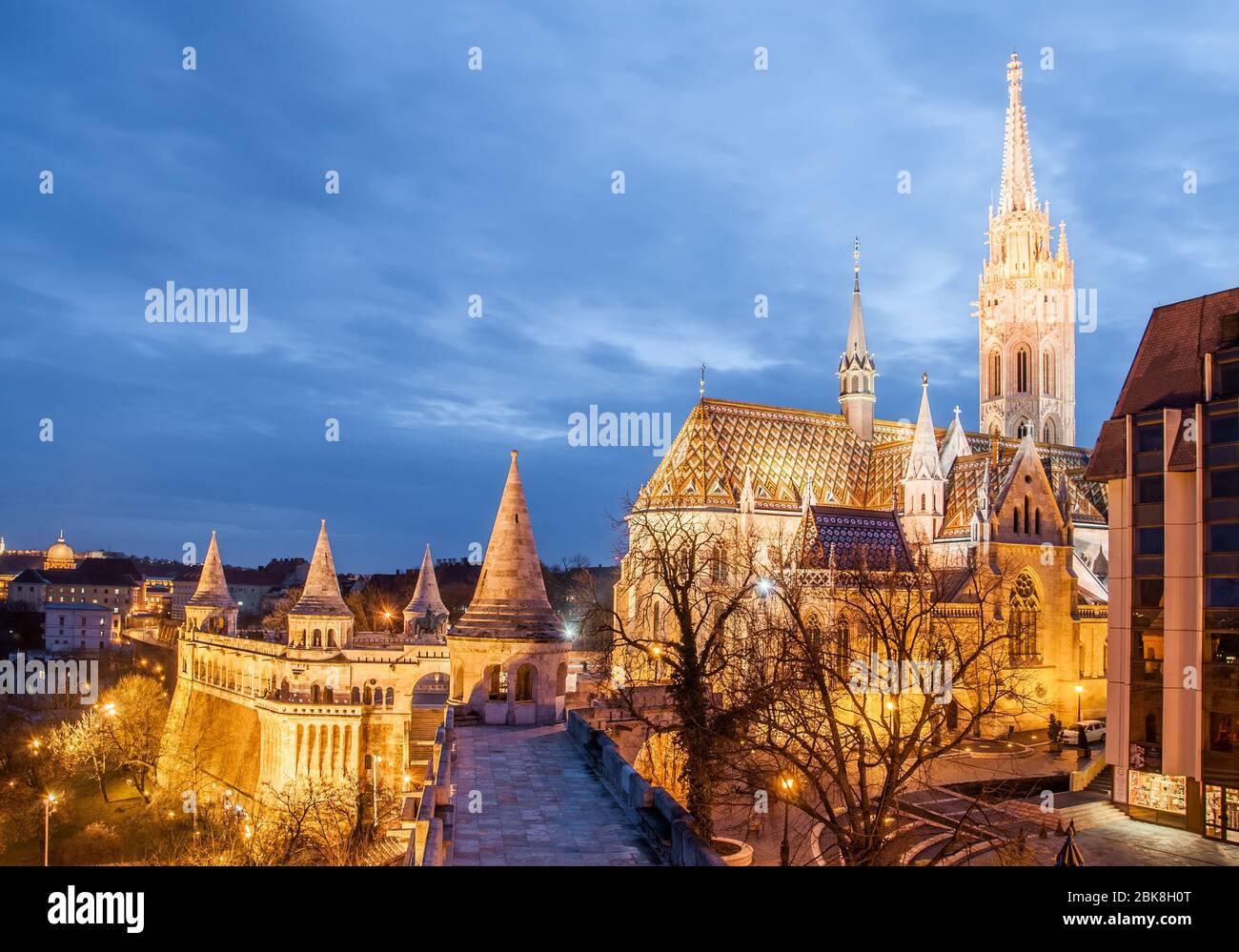 Vue nocturne de l'église Matthias est une église catholique romaine située à Budapest Banque D'Images