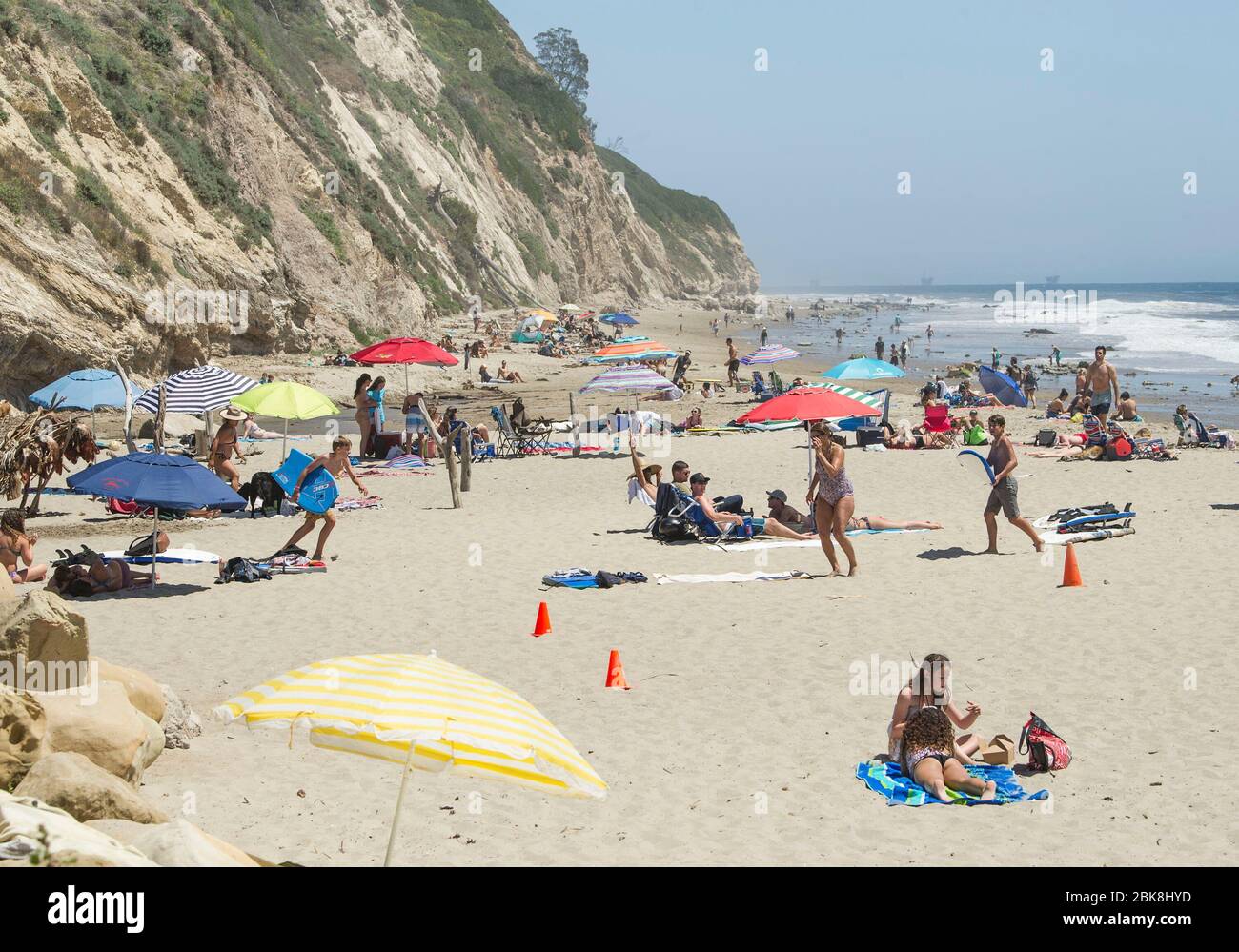 Santa Barbara, CA, États-Unis. 2 mai 2020. Les amateurs de plage du comté de Santa Barbara tentent de pratiquer des distanciation sociale, malgré certains être en petits groupes, tout en profitant d'une chaude journée ensoleillée. GOV. Gavin Newsom a fermé les plages du comté d'Orange après de grandes foules se sont rassemblées le week-end dernier dans le cadre de la pandémie de coronavirus. Crédit: PJ Heller/ZUMA Wire/Alay Live News Banque D'Images