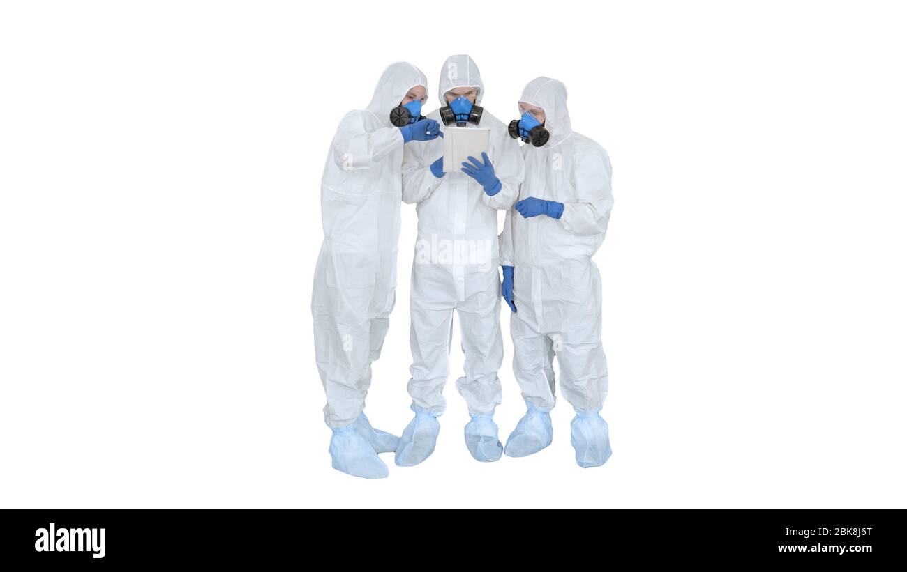 Médecins ou scientifiques portant des combinaisons de matières dangereuses travaillant ensemble sur une tablette numérique sur fond blanc. Banque D'Images