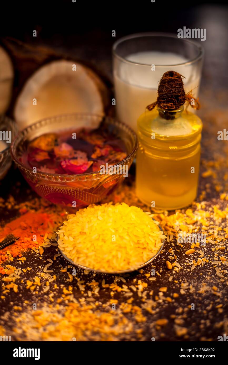 Masque complet de noix de coco, composé de lait de coco, eau de rose,  yaourt, babeurre, flocons d'avoine, amandes, jus de citron vert, curcuma,  farine de riz, miel Photo Stock - Alamy