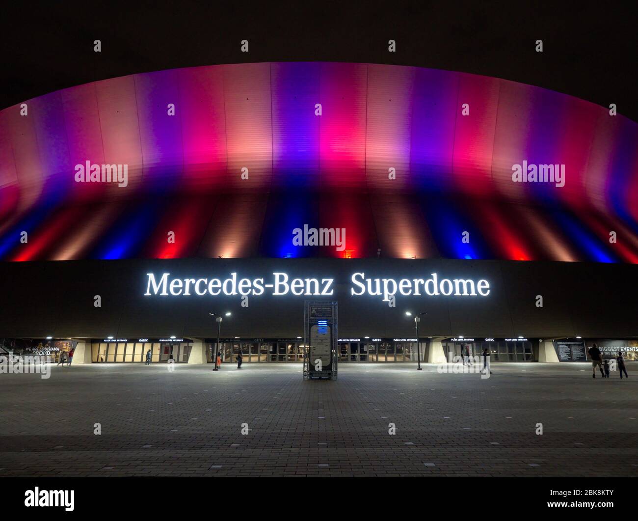 La Nouvelle-Orléans, Louisiane, États-Unis - 2020: Vue avant du stade Mercedes-Benz Superdome la nuit pendant un match. Banque D'Images