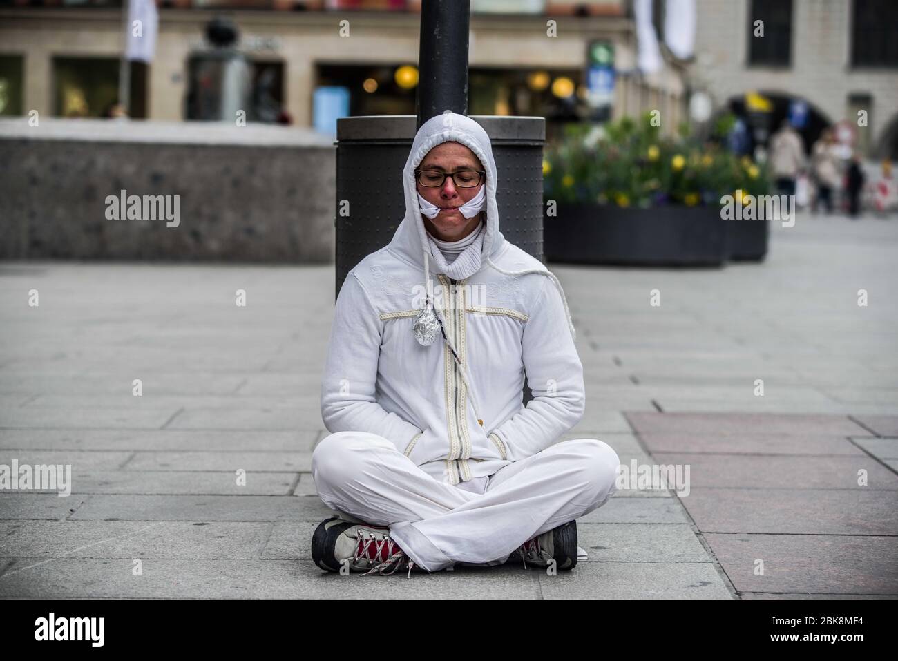 Munich, Bavière, Allemagne. 2 mai 2020. Une femme dans une démo de théoricien du complot à Munich, l'Allemagne a un bâillon dans sa bouche pour protester contre une conspiration perçue en Allemagne liée à la crise du Coronavirus. Après une violente attaque contre les journalistes de la ZDF à Berlin, les hygiénedemos de Munich ont eu lieu à nouveau, avec des théoriciens du complot, des extrémistes de droite, des néonazis, des Hooligans, des membres de l'AFD, des insultes et des agressions contre les journalistes et la police, ainsi que des violations des lois sur la protection contre les infections. Organisé dans des discussions par télégramme par des groupes conspirateurs 'Querfront' (cross-front), l'Organi Banque D'Images