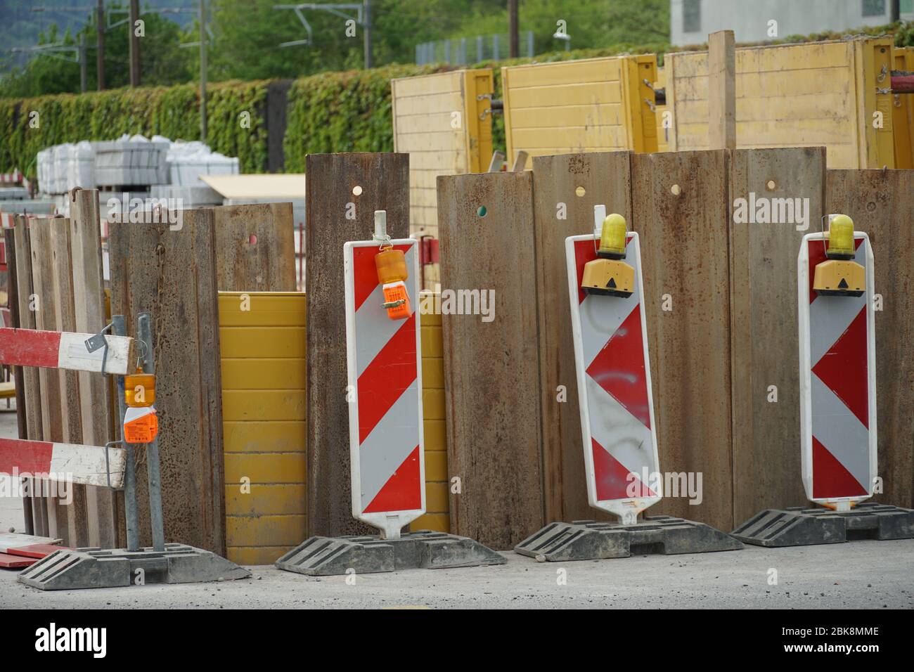 chantier de construction de génie civil, l'arbre fixé avec des plaques métalliques et marqué avec deux tableaux de visée et des feux d'avertissement pour signaler un danger dans le cadre du trajet Banque D'Images