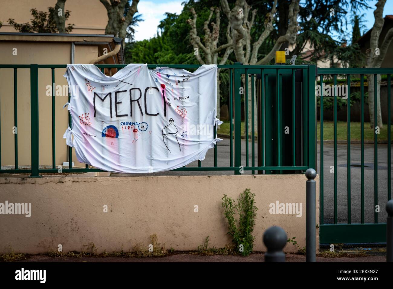 30/04/2020 Lyon, Rhône alpes auvergne, France : difficile, remercier et démontrer un confinement derrière la fenêtre pendant le coronavirus covid 19 Banque D'Images 30/04/2020 Lyon, Rhône alpes auvergne, France : difficile, remercier et démontrer un confinement derrière la fenêtre pendant le coronavirus covid 19 Banque D'Images