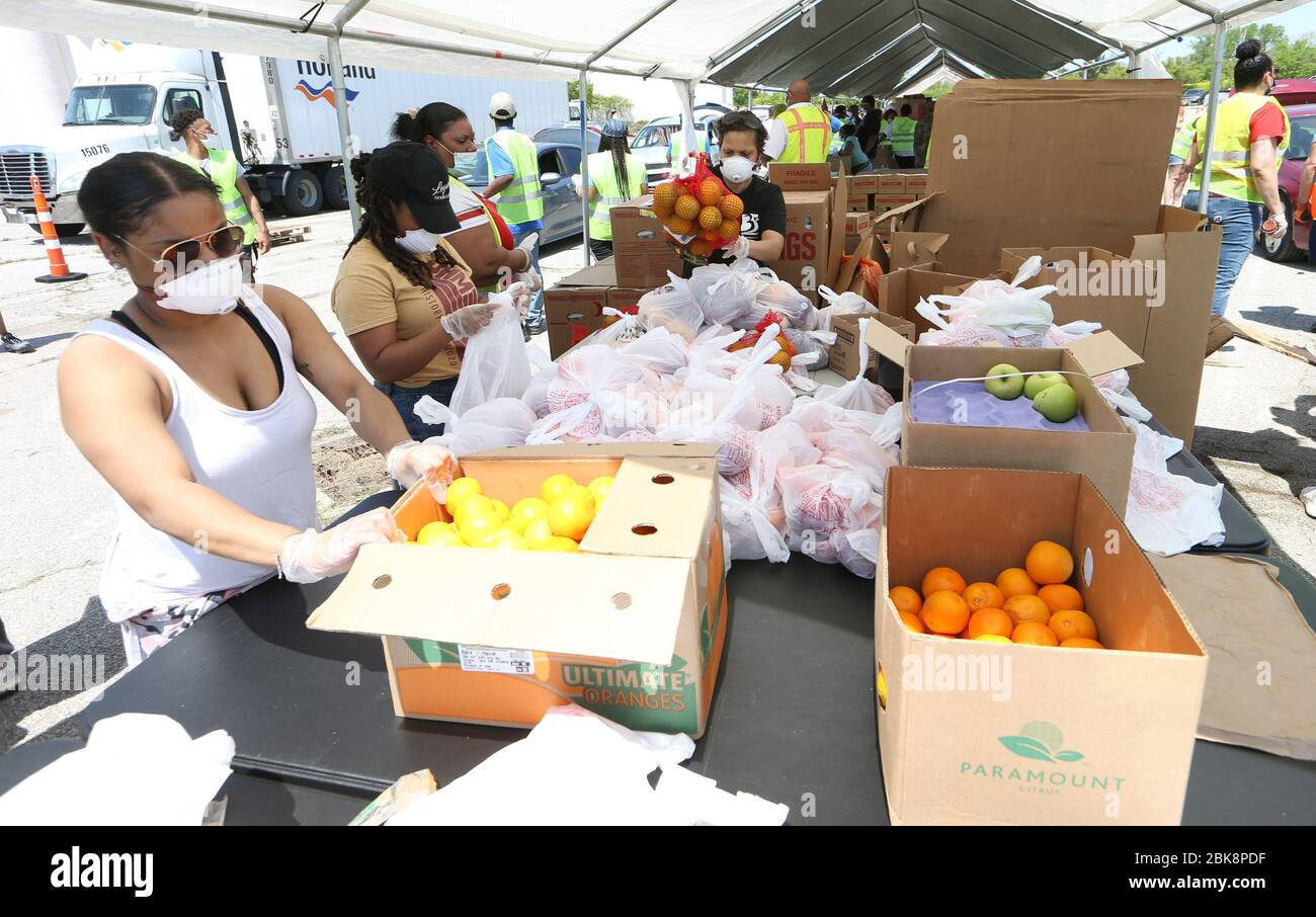 Florissant, États-Unis. 02 mai 2020. Les bénévoles organisent des fruits pour distribution lors d'un repas à l'ancienne galerie marchande Jamestown à Florissant, Missouri, le samedi 2 mai 2020. La Ligue urbaine de la Metropolitan St. Louis dit que le service de restauration, à 2 700 véhicules, est le plus important service de restauration à ce jour dans la région de Saint-Louis. Photo de Bill Greenblatt/UPI crédit: UPI/Alay Live News Banque D'Images