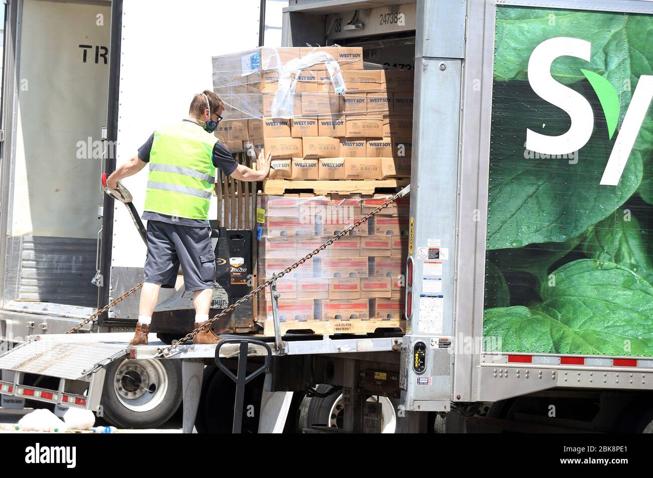 Florissant, États-Unis. 02 mai 2020. Les zoos congelés sont délogés de camion lors d'un repas de livraison à l'ancienne galerie marchande Jamestown à Florissant, Missouri, le samedi 2 mai 2020. La Ligue urbaine de la Metropolitan St. Louis dit que le service de restauration, à 2 700 véhicules, est le plus important service de restauration à ce jour dans la région de Saint-Louis. Photo de Bill Greenblatt/UPI crédit: UPI/Alay Live News Banque D'Images