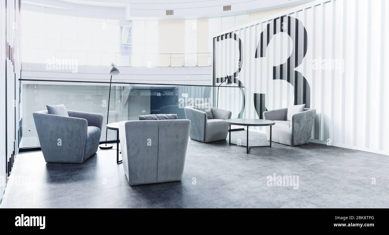 Salle de repos avec fauteuils moelleux dans un bureau moderne à espace ouvert Banque D'Images