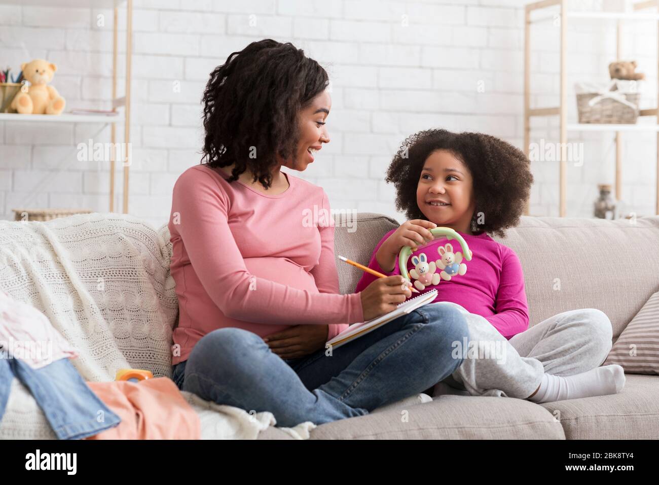 Mere Noire Enceinte Et Petite Fille Qui Choisit Le Nom Pour Le Futur Bebe Photo Stock Alamy Mere Noire Enceinte Et Petite Fille Qui Choisit Le Nom Pour Le Futur Bebe Photo Stock Alamy