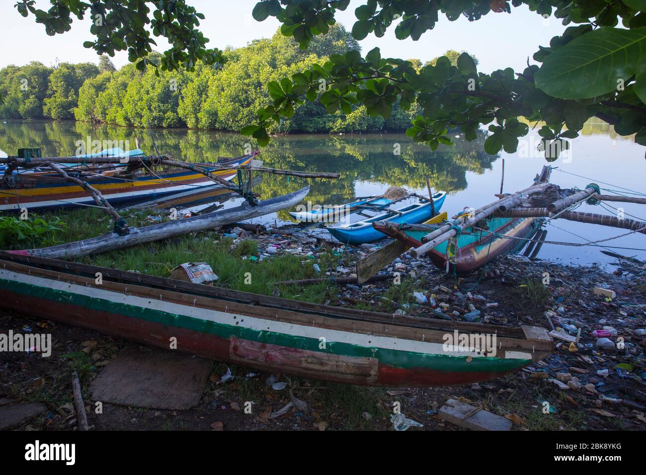 Pollution massive des plastiques sur le lagon de Negombo à Negombo, Sri Lanka. Banque D'Images