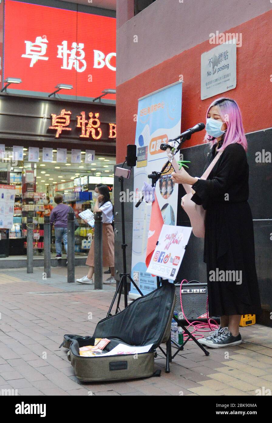 Le marin Candy NG se produit dans les rues de Mongkok, Hong Kong. Banque D'Images