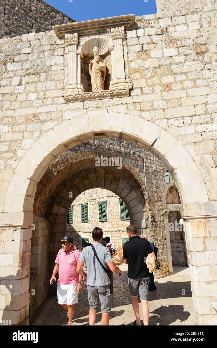 Porte de Ploče menant à la vieille ville de Dubrovnik. Banque D'Images