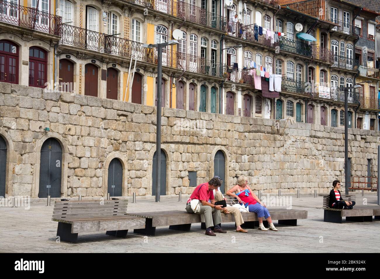 Vieux mur de la ville sur Cais da Estiva, Porto, Portugal, Europe Banque D'Images