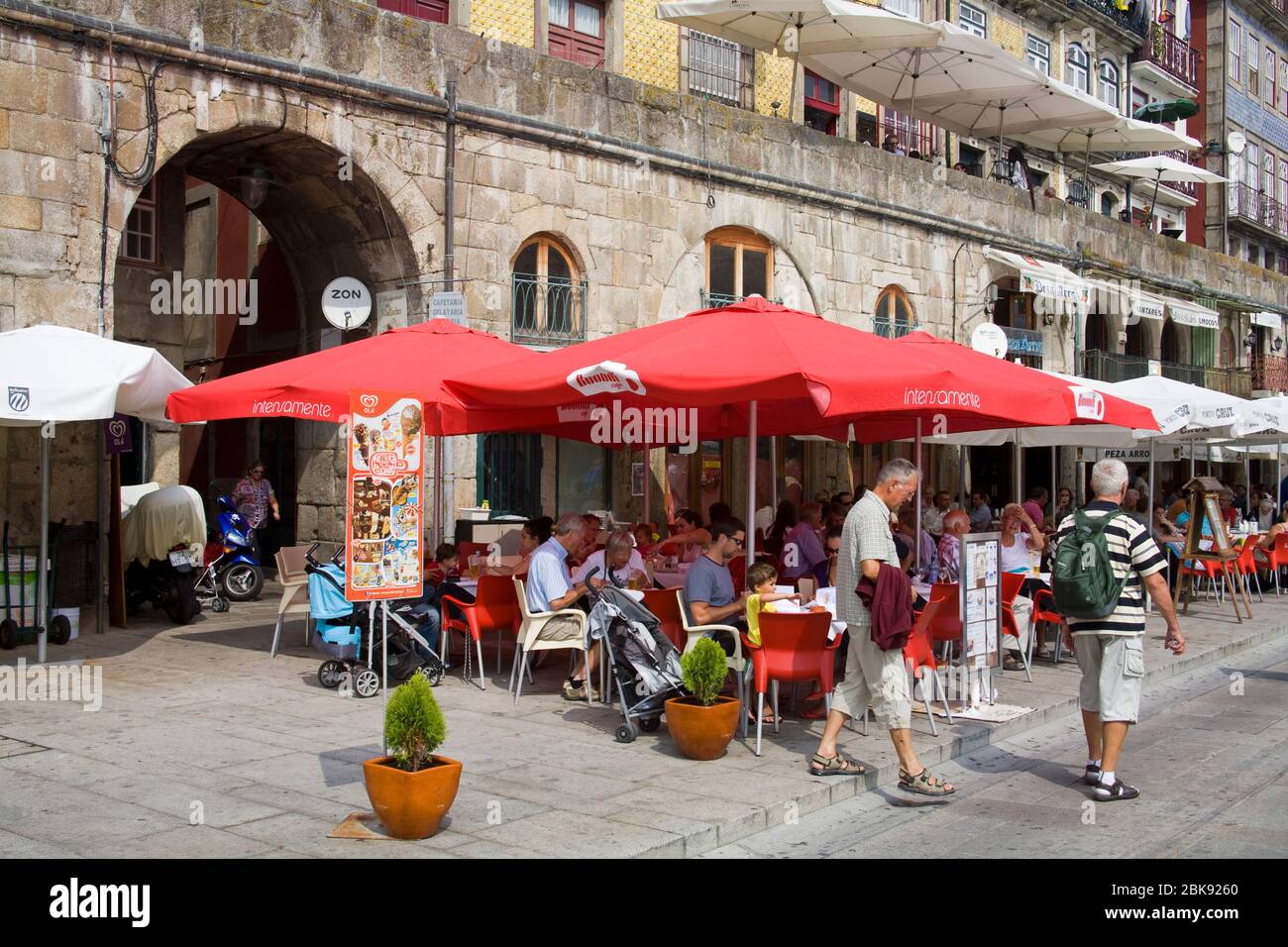 Café sur Cais da Ribeira, Porto, Portugal, Europe Banque D'Images