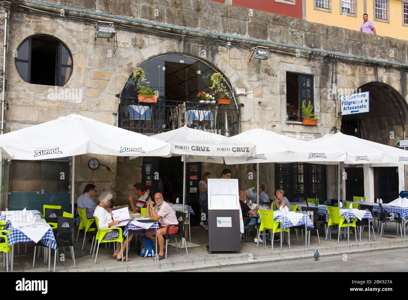 Café sur Cais da Ribeira, Porto, Portugal, Europe Banque D'Images