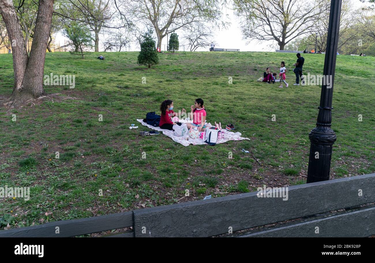 New York, NY - 2 mai 2020: Les gens apprécient une journée très chaude au milieu de la pandémie COVID-19 dans Inwood Hill Park Banque D'Images