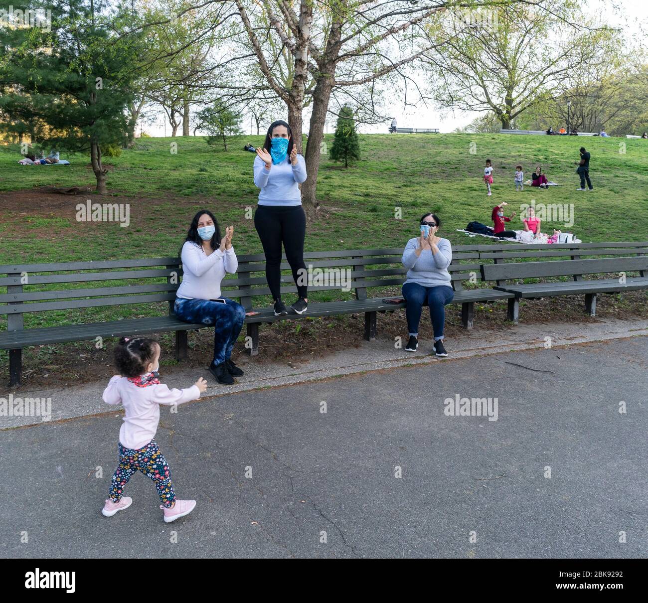New York, NY - 2 mai 2020: Les gens apprécient une journée très chaude au milieu de la pandémie COVID-19 dans Inwood Hill Park Banque D'Images