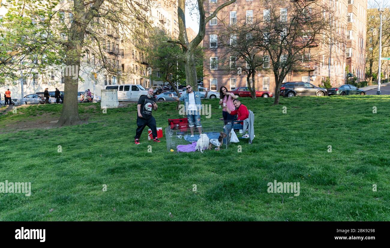 New York, NY - 2 mai 2020: Les gens apprécient une journée très chaude au milieu de la pandémie COVID-19 dans Inwood Hill Park Banque D'Images