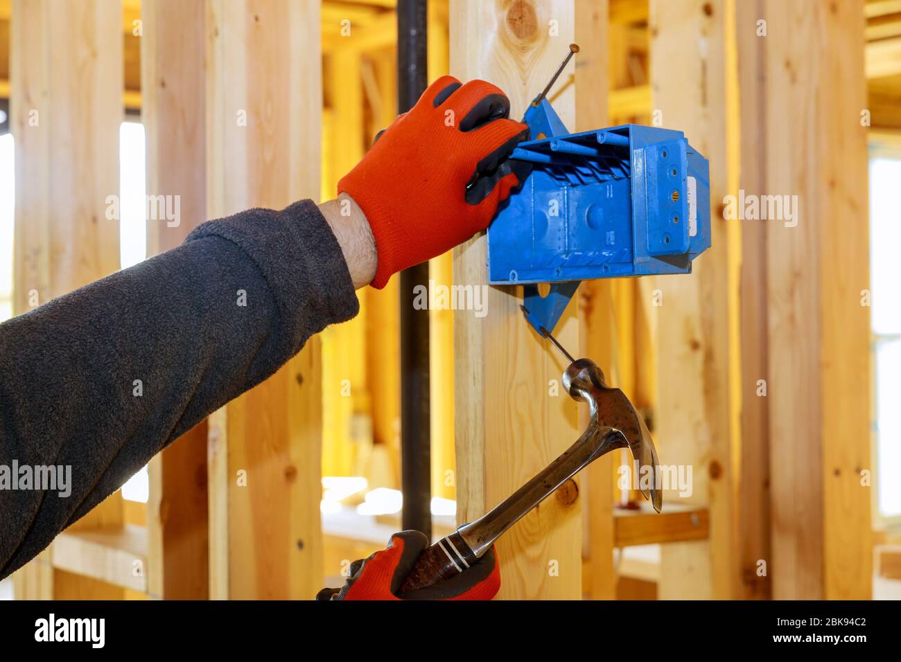 Mains d'électricien installant la prise électrique dans une nouvelle maison Banque D'Images