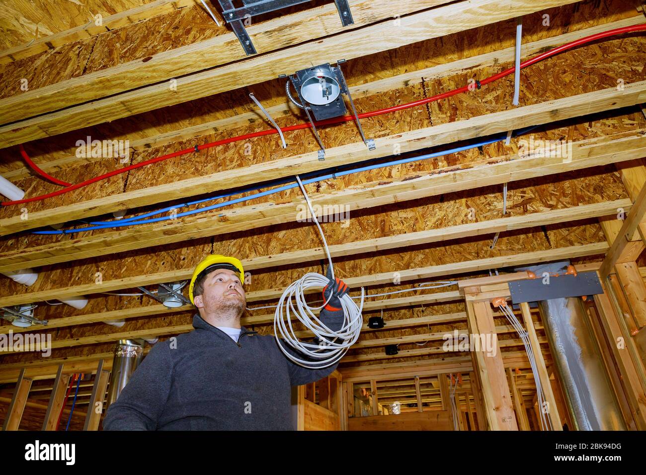 Électricien travaillant avec des fils de montage électricien dans la nouvelle maison Banque D'Images