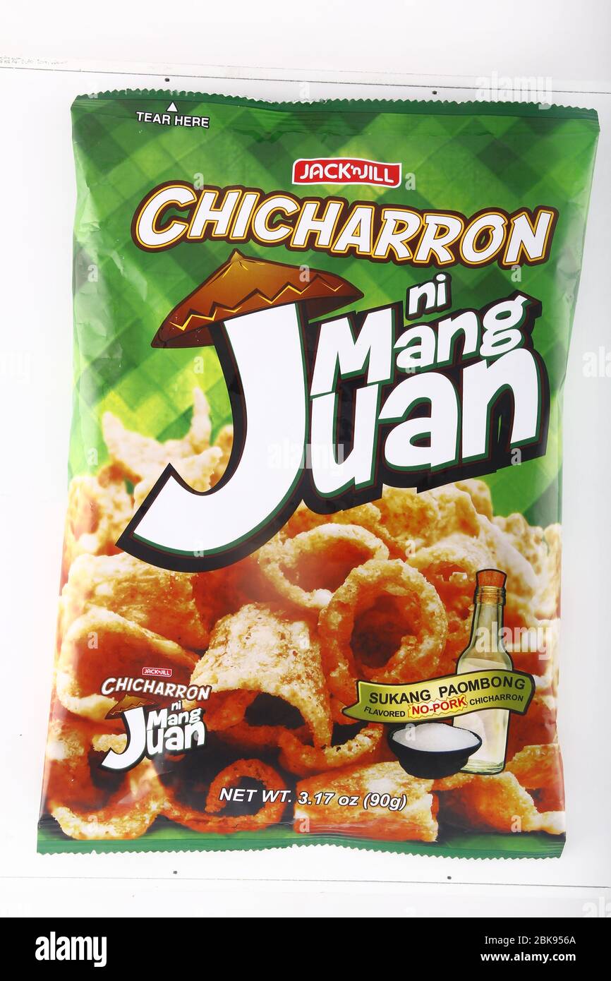 Antipolo City, Philippines - 6 février 2019: Sac de Chicharron ni Mang Juan ou croustillant de porc peau de chips sur un fond blanc isolé. Banque D'Images