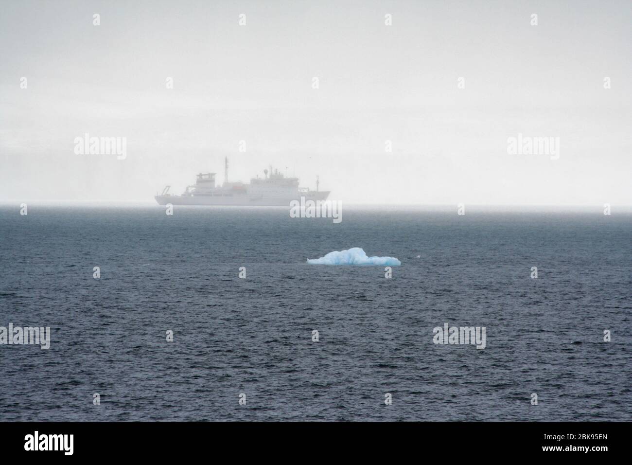 Navire de recherche dans les eaux antarctiques Banque D'Images