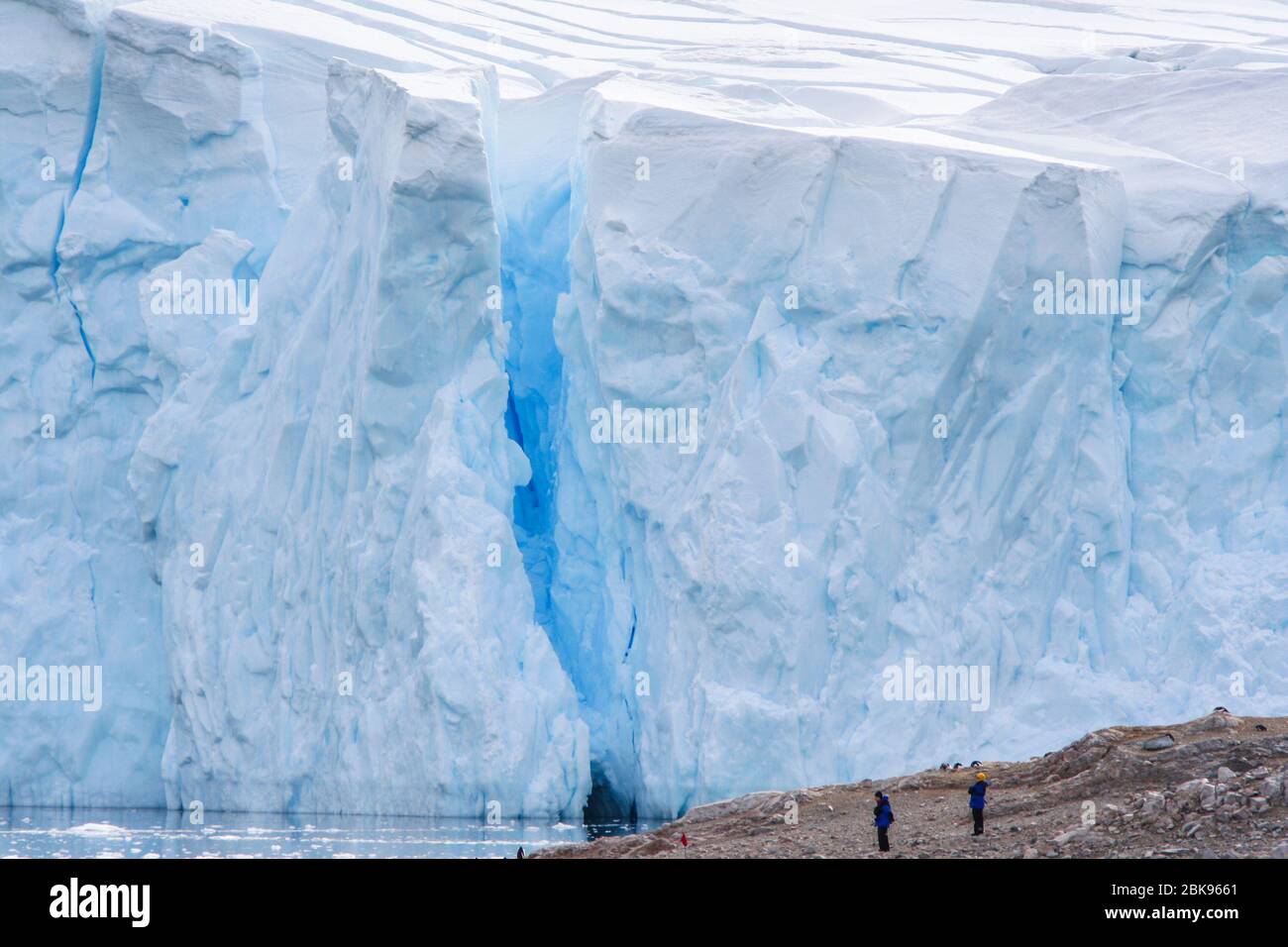 Glacier fissuré et Crevared sur les rives du port de Neko dans la péninsule Antarctique, en Antarctique Banque D'Images